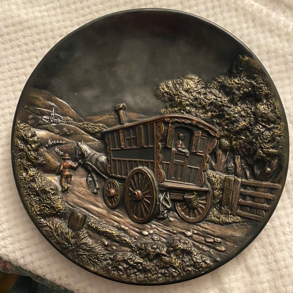 Vintage Rare Find 3D ceramic wall plaque/plate. - lots of details
